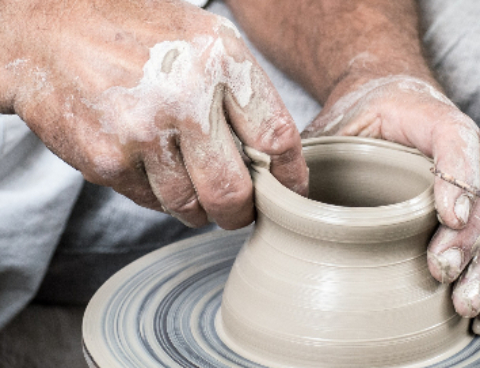 mains faisant de la poterie 